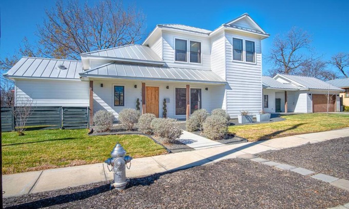Government Hill Maison | Downtown Modern Farmhouse-Pool- Sleeps 12