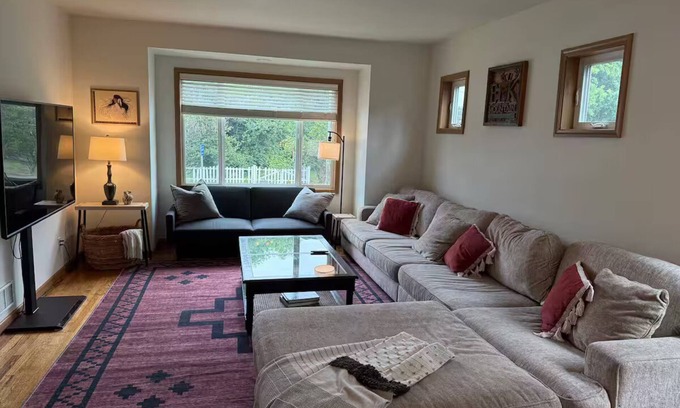 North Bend Maison | Downtown North Bend Basecamp