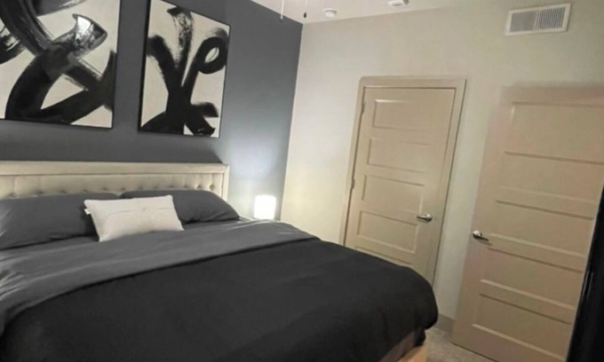 Chestnut Appartement | Downtown Retreat with Resort Perks- Pool, Wifi, Pets Allowed