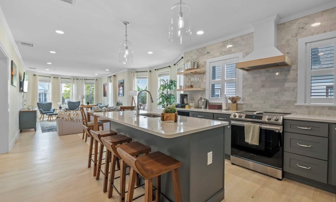 Salem Appartement | Downtown Salem Gem: 3BR, Patio & Easy Parking