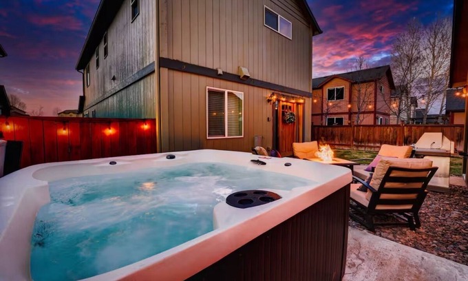 Sisters Maison | Downtown Sisters Suite - HOT TUB - Dog Friendly