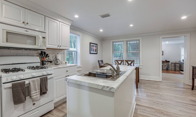 Thomasville Maison | Downtown Thomasville Home w/ Yard & Fire Pit