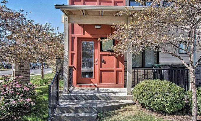 Omaha Maison | Downtown townhome! 2 car garage, 2 living rooms and 2 balconies w/skyline View!