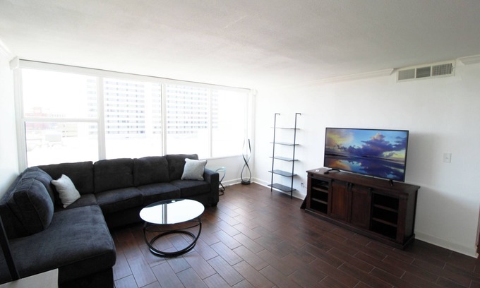 Downtown Tulsa Appartement | Downtown Tulsa 2 Bed Highrise Apartment, Covered Parking, Gym, Convenience Store