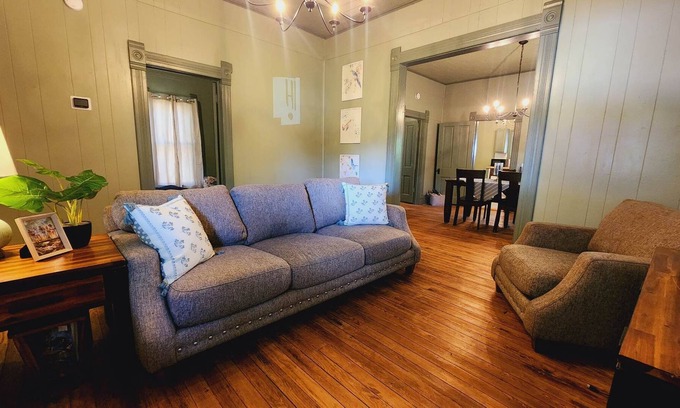 Guthrie Maison | Downtown Victorian + Wi-fi. Pets Welcome. Couple Block From Parks / Downtown.