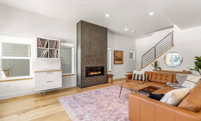 Old Town North Maison | Downtown Views Deluxe 5/4+ Rooftop Hot Tub!