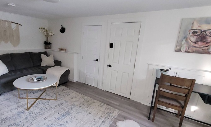 Fredericton Appartement | Two bedroom suite with fire pit, hot tub and pool