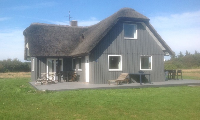 Morsø Municipality Maison | Dragstrup Vig. 130m2 maison en bois avec des toits de chaume. 100m. à la plage.