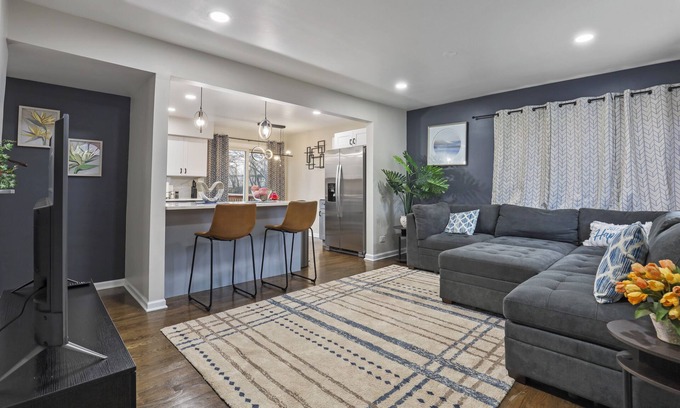 Downers Grove Maison | Dream- 4 King Beds, Fully Fenced