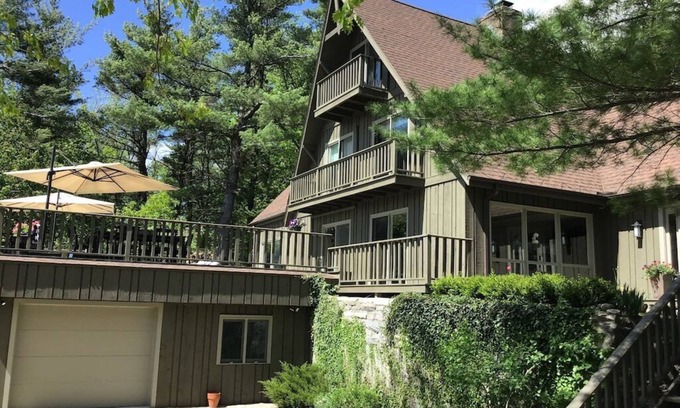 East Chatham Maison | Dream getaway - mtn views, ski, pool, BBQ, Firepit, Kid friendly, Lakes, WFH