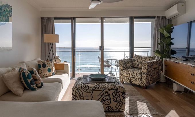Palm Beach Appartement | Dream holiday escape, 2-bed 2-bath ocean front sea view apartment on Palm Beach!