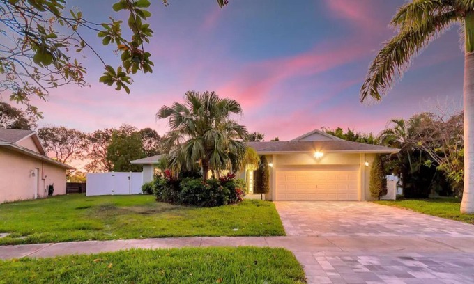 Boca Raton Maison | Dream House w/ Huge Private Yard/Pool/Spa Game Rm