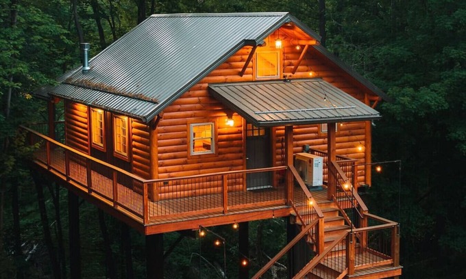 Millersburg Cabine | Dream Treehouse Getaway with Hot Tub