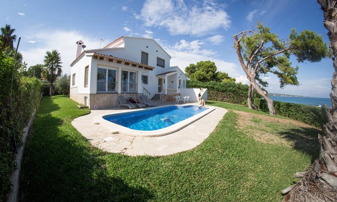 Costa Dorada Villa | Vue de rêve - villa bien entretenue avec piscine, directement sur la plage, 2- 8 personnes