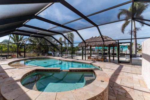 Isles of Capri Maison | Dreamers Hideaway I Waterfront I Direct Access