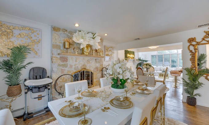Lake Grove Maison | 'Dreams of Paradise' Luxury Home w/ Pool!