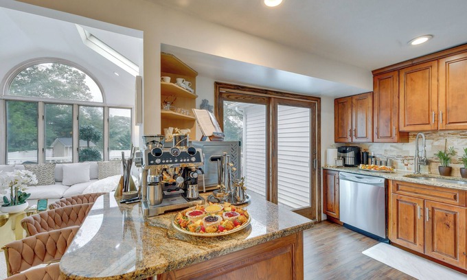 Lake Grove Cottage | 'dreams of Paradise' Luxury Home w/ Pool!