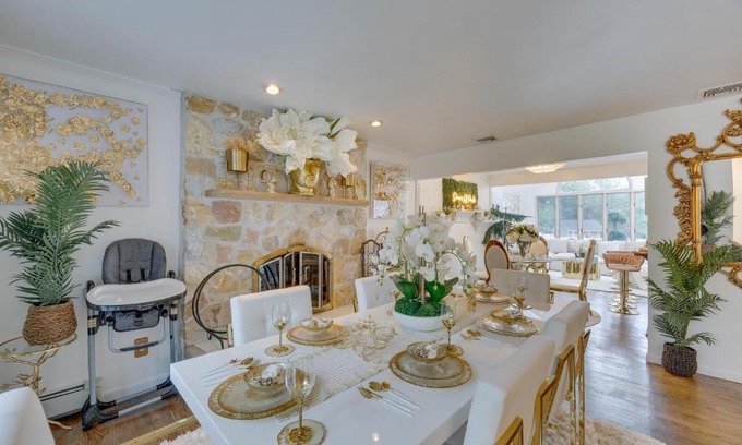 Lake Grove Maison | Dreams of Paradise Luxury Home with Pool!