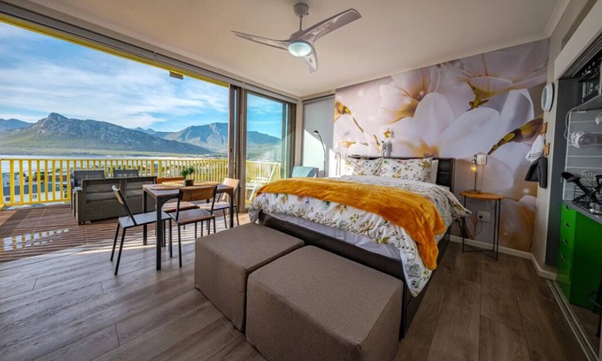 Pringle Bay Appartement | Dreamview Glass Suite: Unique apartment with wide ocean and mountain views