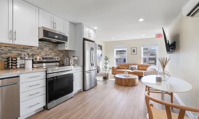 Herndon Appartement | Dreamy Apartment in Downtown, 1 BDR, Kitchen, Luxury Bath, Walk to Shops and Entertainment