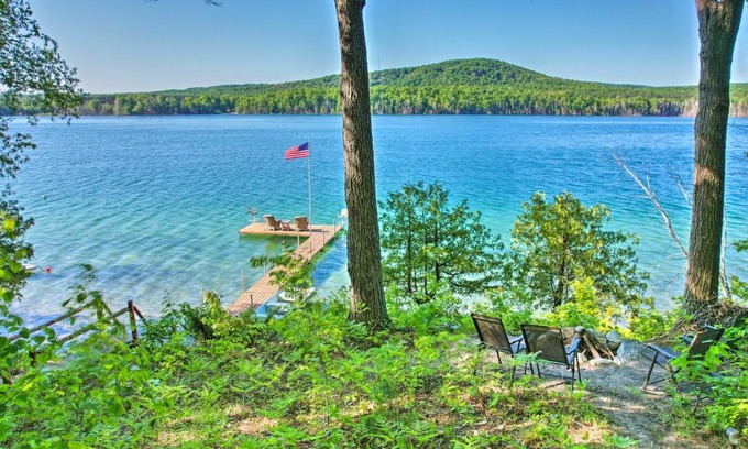 Boyne Falls Maison | Dreamy Cabin Steps to Thumb Lake Swim and Fish
