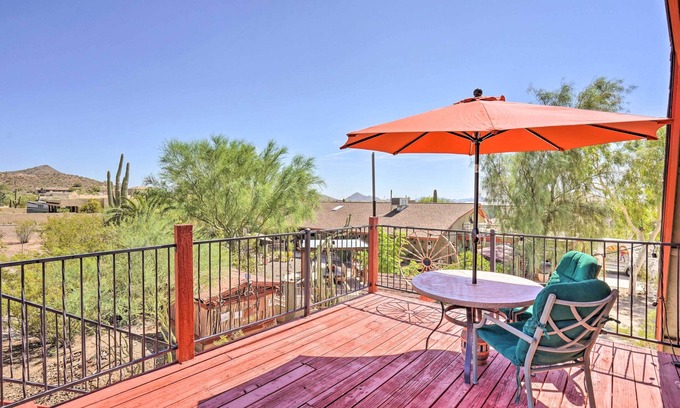 Desert View Appartement | Dreamy Desert Studio w/ Deck + Pool Access!
