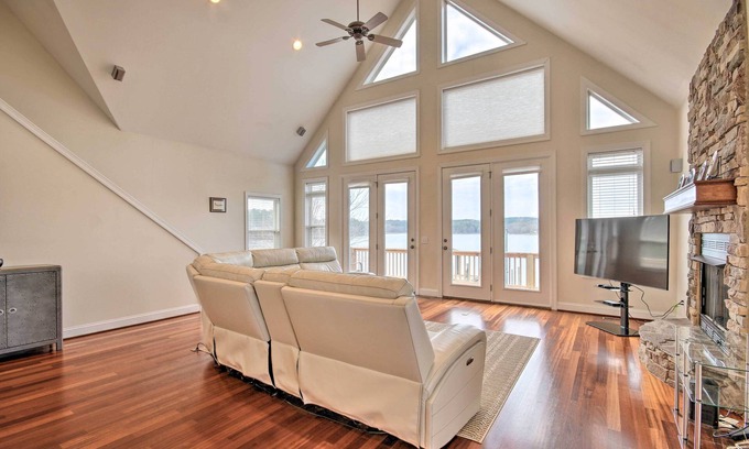 Winnsboro Maison | Dreamy Ridgeway Home w/ Grill on Lake Wateree!