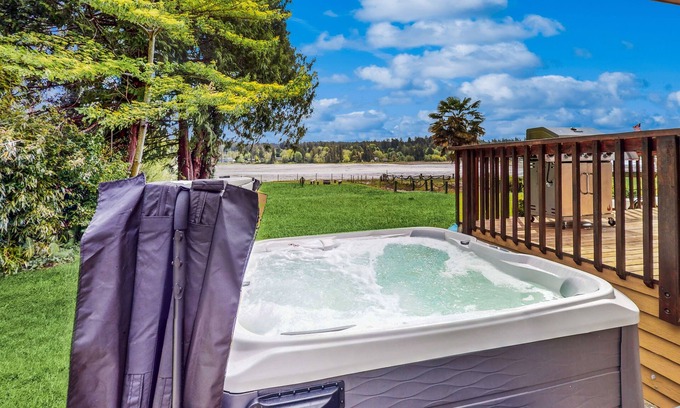 Burley Maison | Dreamy waterfront haven with beach, pond, trails, kayaks, hot tub & shuffleboard