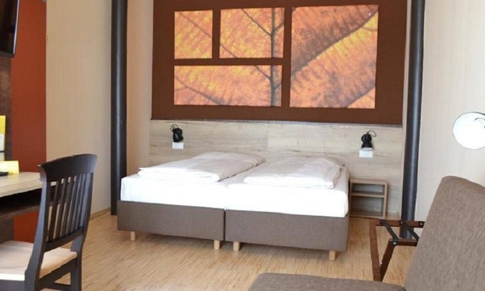 Fuerstenfeld Maison | Dreibettzimmer, Dusche, WC - Jufa Hotel Fürstenfeld