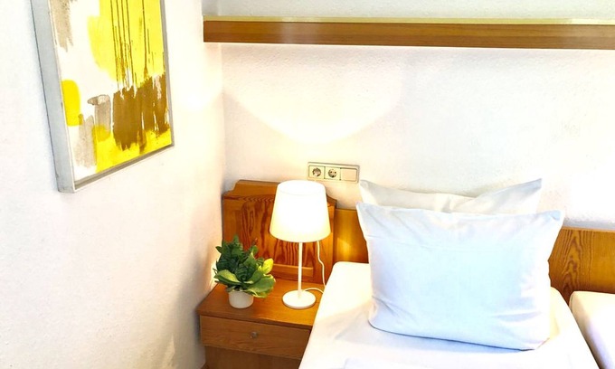 Merzhausen Appartement | Dreibettzimmer mit Dusche und WC
