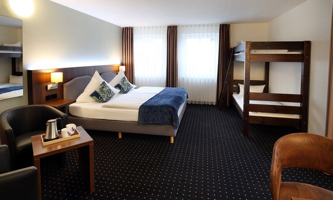 Langenau Appartement | Dreibettzimmer mit Dusche und WC