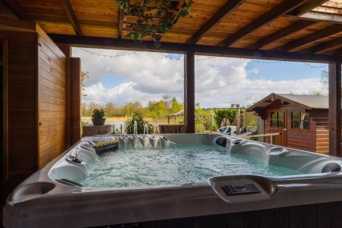Erm Chalet De Ski | Drents Genieten - Lavendelheide met uitzicht op het water