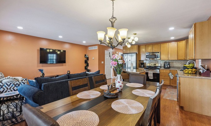 Drexel Hill Maison | Drexel Iconic: Suburban Retreat, Spacious 3-bedroom home, Central AC, Amenities