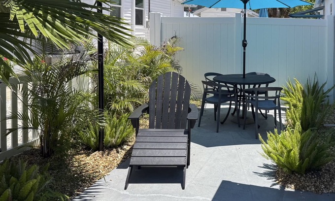 Treasure Island Copropriété | “Drift” 1BR w/Private Patio, King Bed, Steps to Beach, Walk to John’s Pass, Full Kitchen
