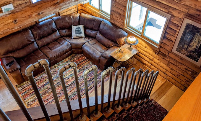 Lone Rock Cabine | 🌲Driftless Chalet🌲 Secluded 2BR cabin on 5 wooded acres