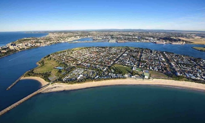 Stockton Maison | Driftwood - beachside living near Stockton Wharf with ferries to Newcastle.
