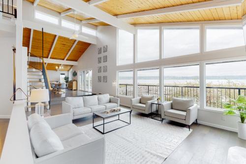 Camano Island Maison | Driftwood Waves