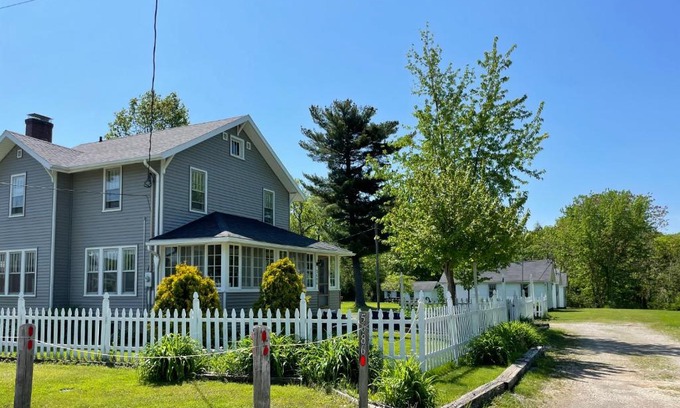 Geneva-on-the-Lake Maison | Drop Anchor Cottages and Lake House