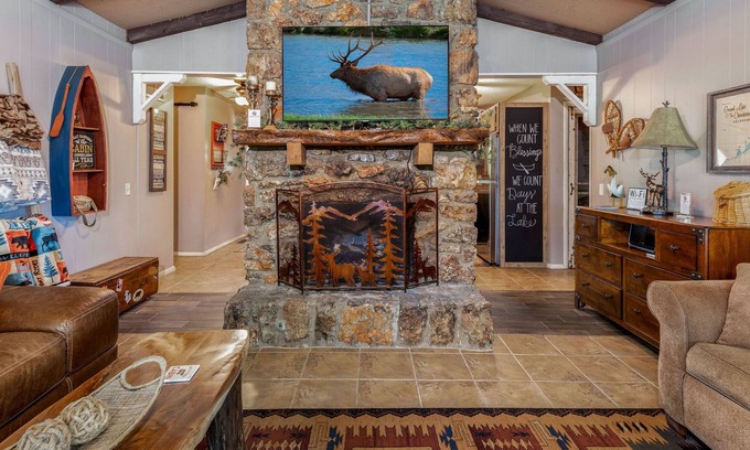 Jay Cabine | Drowning Creek Cabin & Bunkhouse ~ Sleeps 12