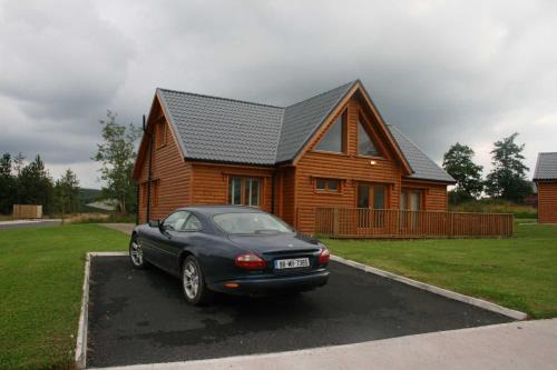 Ballinamore Cabine | Drumcoura Lake Resort, Pet Friendly, Wifi, SKY TV, 4 Bedrooms, 2 reception rooms