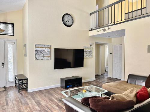 Northeast Reno Maison | DT Reno - 4BR Home with Patio, BBQ Grill, Games Room