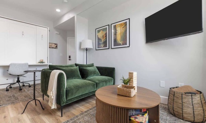 Tulare Appartement | Charming Downtown Tulare Studio – Walk to Shops & Dining