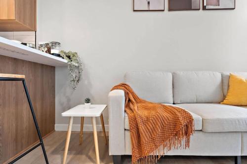 St. Anthony West Appartement | DT, UMN, Lux 2BD Gym, Rooftop, Free Street Parking