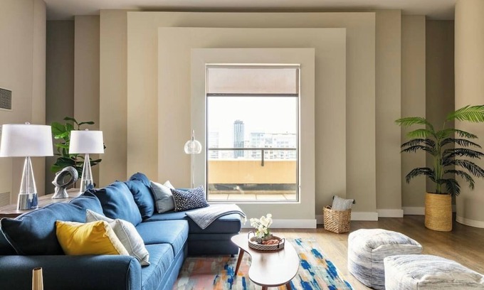 The Loop Copropriété | Downtown Penthouse 2bd +Parking, Gym, Private Patio, Pool