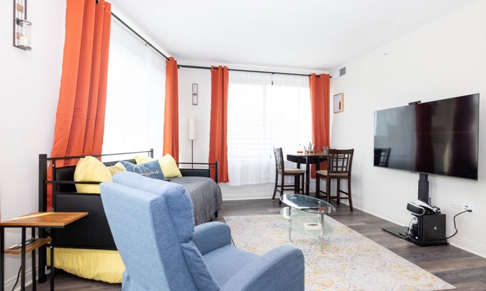 Downtown Appartement | Luxe 2 BED 2 BATH Downtown Silver Spring Metro, Free Garage Parking, Walkable