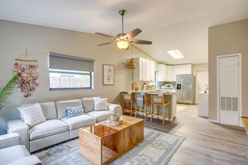 Palm Harbor Appartement | Dtwn Palm Harbor Condo Walk to Water!