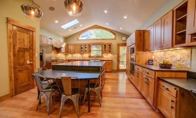 University Maison | DU/Wash Park Dream Home!--6 Bed/5 bath + Gym & Office