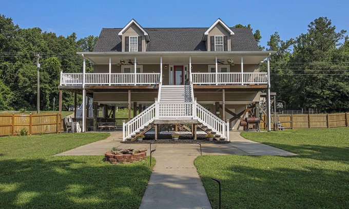Winnsboro Maison | DuckedAway.Dreamy Lakefront Escape on Dutchman Creek!