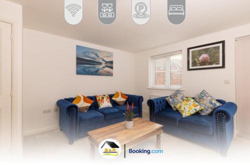 Amesbury Maison | Duckett house, 3 Bedroom Detached House By B and R Serviced Accommodation Amesbury With Free Parking