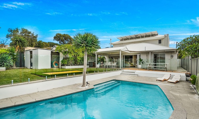 Duncraig Maison | Duncraig Dream with Pool and Alfresco BBQ!
